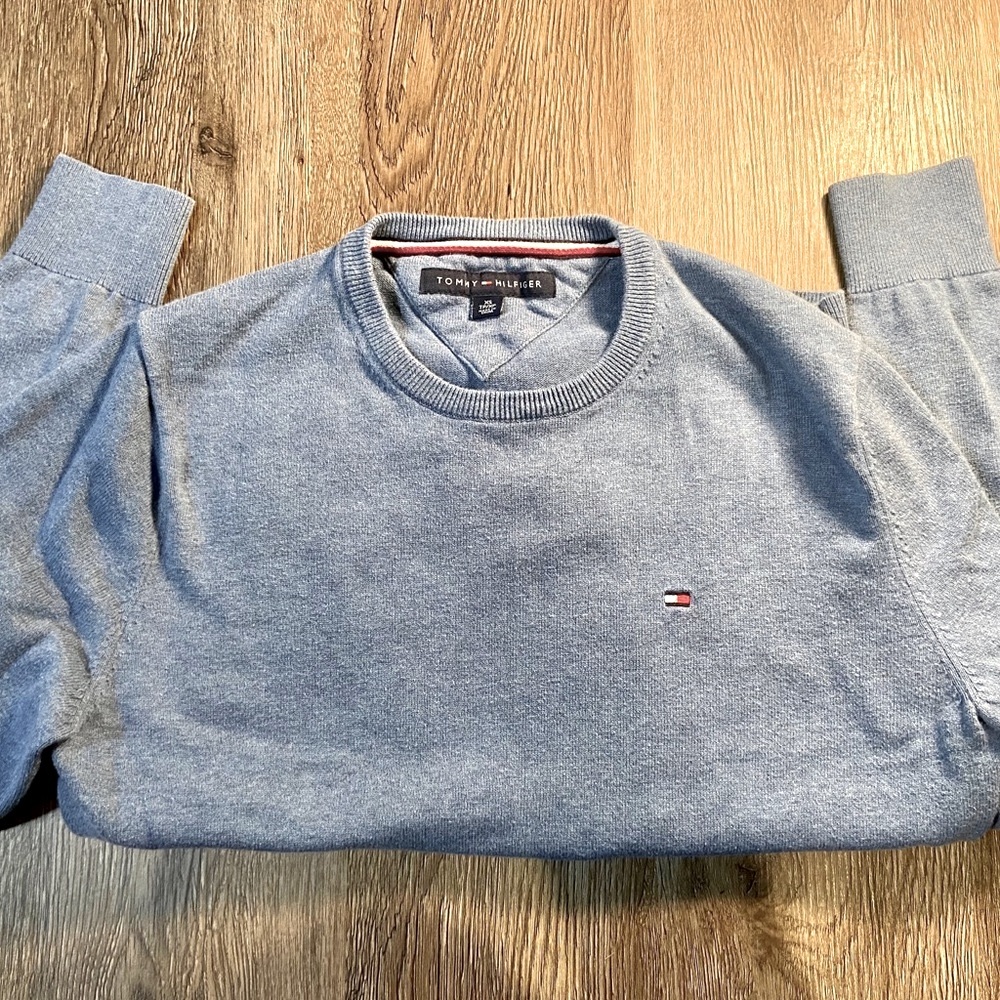 SOLD Tommy Hilfiger crew neck sweater - Picture 8 of 8